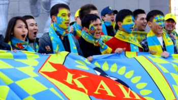 Фотография к новости: «Қайраттың» жанкүйерлері «Хапоэль» футболшыларына ұйқы бермеді