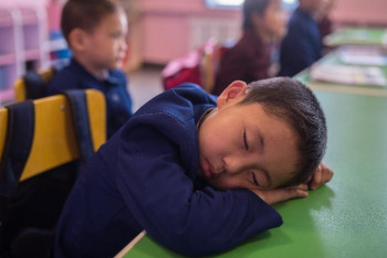 Фотография к новости: Бекшин: Ұйқысы қанбаған баланың сабақтағы жұмыс қабілеті 30% төмендейді