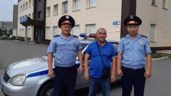 Фотография к новости: Екібастұз полицейлері 775 000 теңгесі бар жоғалған сөмкені иесіне қайтарды
