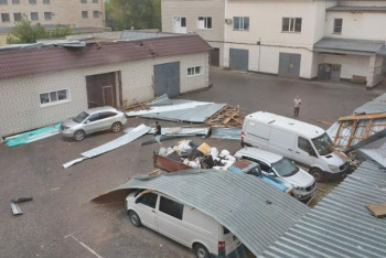 Фотография к новости: Павлодарда қатты дауыл ғимараттардың шатырын жұлып әкетуде