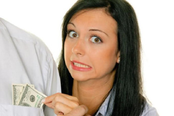 Фотография к новости: Ақмолада күйеуінің ақшасын жымқырып келген әйел ұсталды