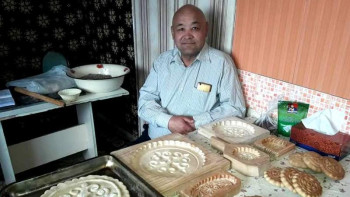 Фотография к новости: Екібастұзда ағаш шебері ұлттық нақыштағы балбауырсақ шығармақ