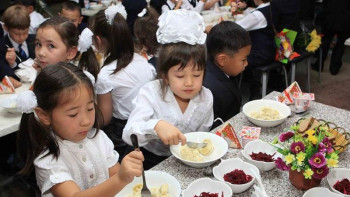 Фотография к новости: Тағамтану академиясы мектепке арнайы ас мәзірін дайындады
