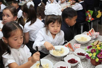 Фотография к новости: Тағамтану академиясы мектепке арнайы ас мәзірін дайындады