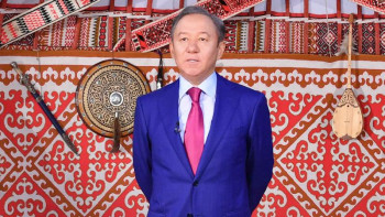 Фотография к новости: Нығматулин Абайдың өлеңін оқып, эстафетаны өзбекстандық әріптесіне жолдады