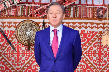 Фотография к новости: Нығматулин Абайдың өлеңін оқып, эстафетаны өзбекстандық әріптесіне жолдады