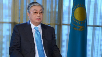 Фотография к новости: Тоқаев Арыстағы жарылыстан қаза тапқан баланың ата-анасына көңіл айтты