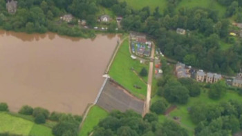 Фотография к новости: Англияда жауын салдарынан Тоддбрук бөгеті қирады