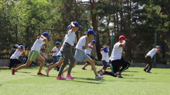 Фотография к новости: Арыстық балалар Бұқтырма су қоймасында демалуда