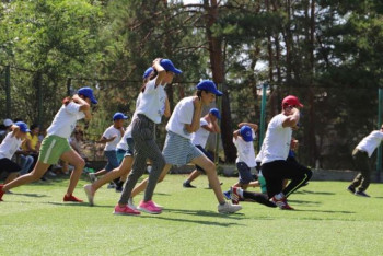 Фотография к новости: Арыстық балалар Бұқтырма су қоймасында демалуда