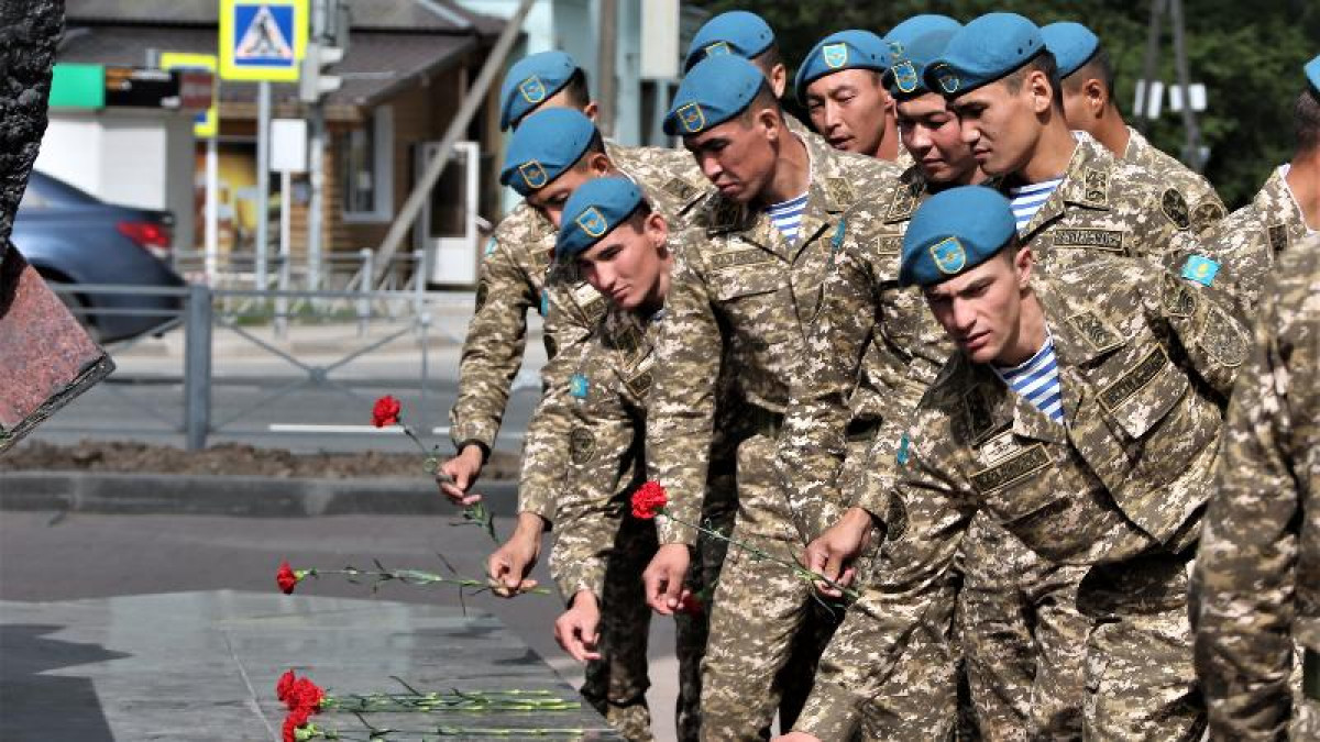 Қазақстандық десантшылар Псков қаласындағы 6-рота ескерткішіне гүл шоқтарын қойды