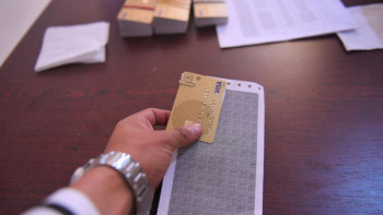 Фотография к новости: ﻿Арыс тұрғындарына банк карточкалары таратыла бастады