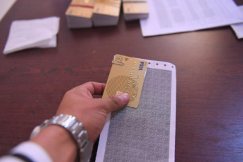 Фотография к новости: ﻿Арыс тұрғындарына банк карточкалары таратыла бастады