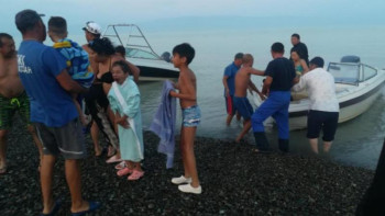 Фотография к новости: Алакөлдің ортасында қалып қойған адамдар құтқарылды