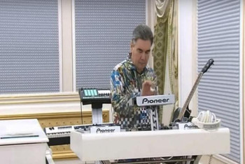 Фотография к новости: Түрікменстан президентінің демалысы: жаңа ән жазып, кітап шығарды