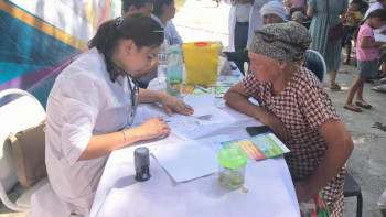 Фотография к новости: Арыстың жүздеген тұрғыны білікті дәрігерлерге қаралды