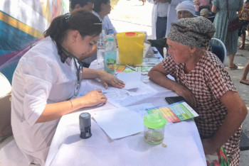 Фотография к новости: Арыстың жүздеген тұрғыны білікті дәрігерлерге қаралды