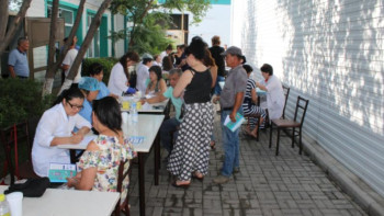 Фотография к новости: Дәрігерлер базар қызметкерлерін тексеруден өткізді 