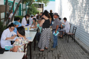 Фотография к новости: Дәрігерлер базар қызметкерлерін тексеруден өткізді 