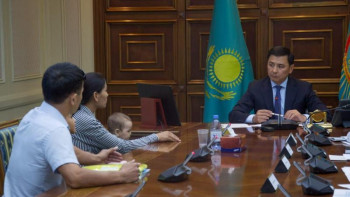 Фотография к новости: Елорда әкімі 6 баласымен контейнерде өмір сүретін анаға баспана кезегіне тұруға көмектеспек