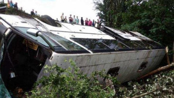 Фотография к новости: Ресейде балалар автобусы мен жеңіл көлік соқтығысып, екеуі де жардан құлап кетті