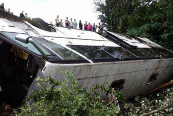 Фотография к новости: Ресейде балалар автобусы мен жеңіл көлік соқтығысып, екеуі де жардан құлап кетті