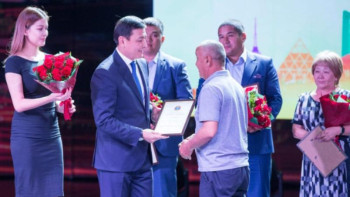 Фотография к новости: Елорда әкімі құрылыс саласының қызметкерлерін құттықтады 