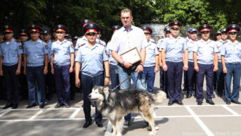 Фотография к новости: Полицейлерге көмектескен елорда тұрғыны марапатталды