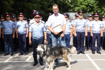 Фотография к новости: Полицейлерге көмектескен елорда тұрғыны марапатталды