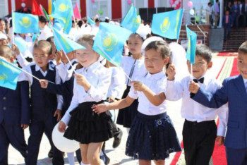 Фотография к новости: Алматыда 32 мың бала мектеп табалдырығын аттайды