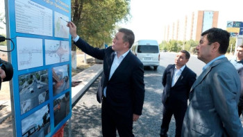 Фотография к новости: Қарағанды облысының әкімі өңірдегі жолдарды жөндеу барысымен танысты