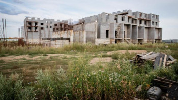 Фотография к новости: Кірпішіне дейін қалдырмайтын сияқты – үлескерлер елордадағы проблемалық үй туралы