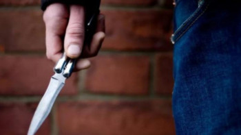 Фотография к новости: Австралияда белгісіз ер адам көшедегі адамдарға пышақпен шабуылдады