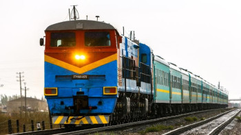 Фотография к новости: Ер адам «Атырау-Алматы» бағытында жүріп келе жатқан пойызға секіріп мінген