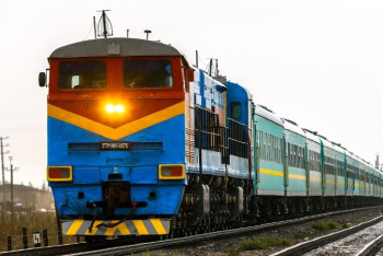 Фотография к новости: Ер адам «Атырау-Алматы» бағытында жүріп келе жатқан пойызға секіріп мінген