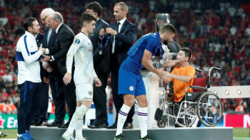 Фотография к новости: Қазақстандық бала УЕФА Суперкубогының иегерін марапаттады