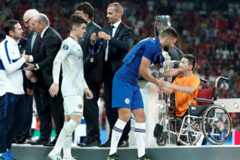 Фотография к новости: Қазақстандық бала УЕФА Суперкубогының иегерін марапаттады