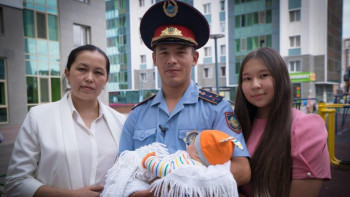 Фотография к новости: Өрт кезінде баласын құтқарған полицейге ата-анасы алғыс білдірді