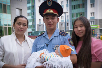 Фотография к новости: Өрт кезінде баласын құтқарған полицейге ата-анасы алғыс білдірді