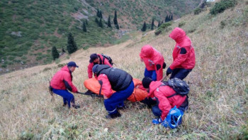 Фотография к новости: Алматыда тауда қатты тоңып қалған турист құтқарылды