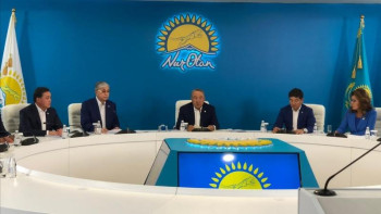 Фотография к новости: Елбасы мен президент сайлау кезеңіне дайындық жұмыстарын талқылап жатыр