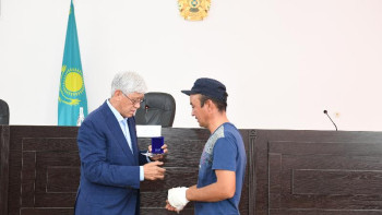 Фотография к новости: Өрт сөндіру кезінде мерт болған азаматтардың медалі отбасыларына тапсырылды   