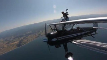 Фотография к новости: Алматылық бойжеткен ұшып бара жатқан ұшақтың қанатынан жүріп өтті