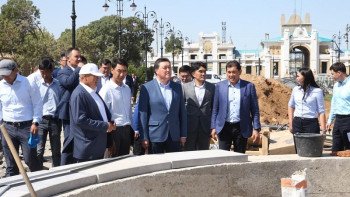 Фотография к новости: Мамин Арыс қаласында қалпына келтіру жұмыстарының барысын тексерді