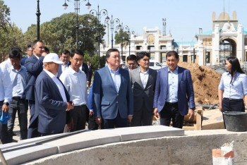 Фотография к новости: Мамин Арыс қаласында қалпына келтіру жұмыстарының барысын тексерді