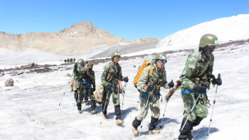 Фотография к новости: ҚР Қорғаныс министрлігі Қырғыз елінде жоғалған альпинистерді іздеуде