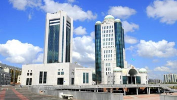 Фотография к новости: Сенаторлар еңбек ұжымдарымен кездесті