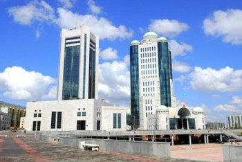 Фотография к новости: Сенаторлар еңбек ұжымдарымен кездесті