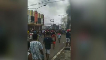 Фотография к новости: Индонезияда ереуілшілер парламент ғимаратын жағып жіберді