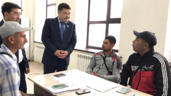 Фотография к новости: Мәжіліс депутаттары Қарағандыдағы Көші-қон орталығының жұмысымен танысты